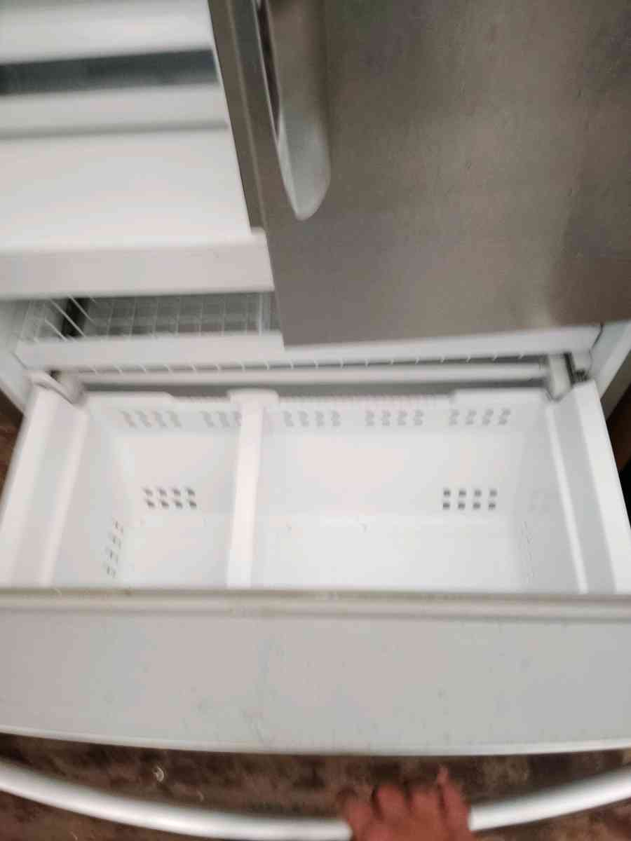 refrigerator and stove - Dearborn Heights, Michigan - FleaMarketBay