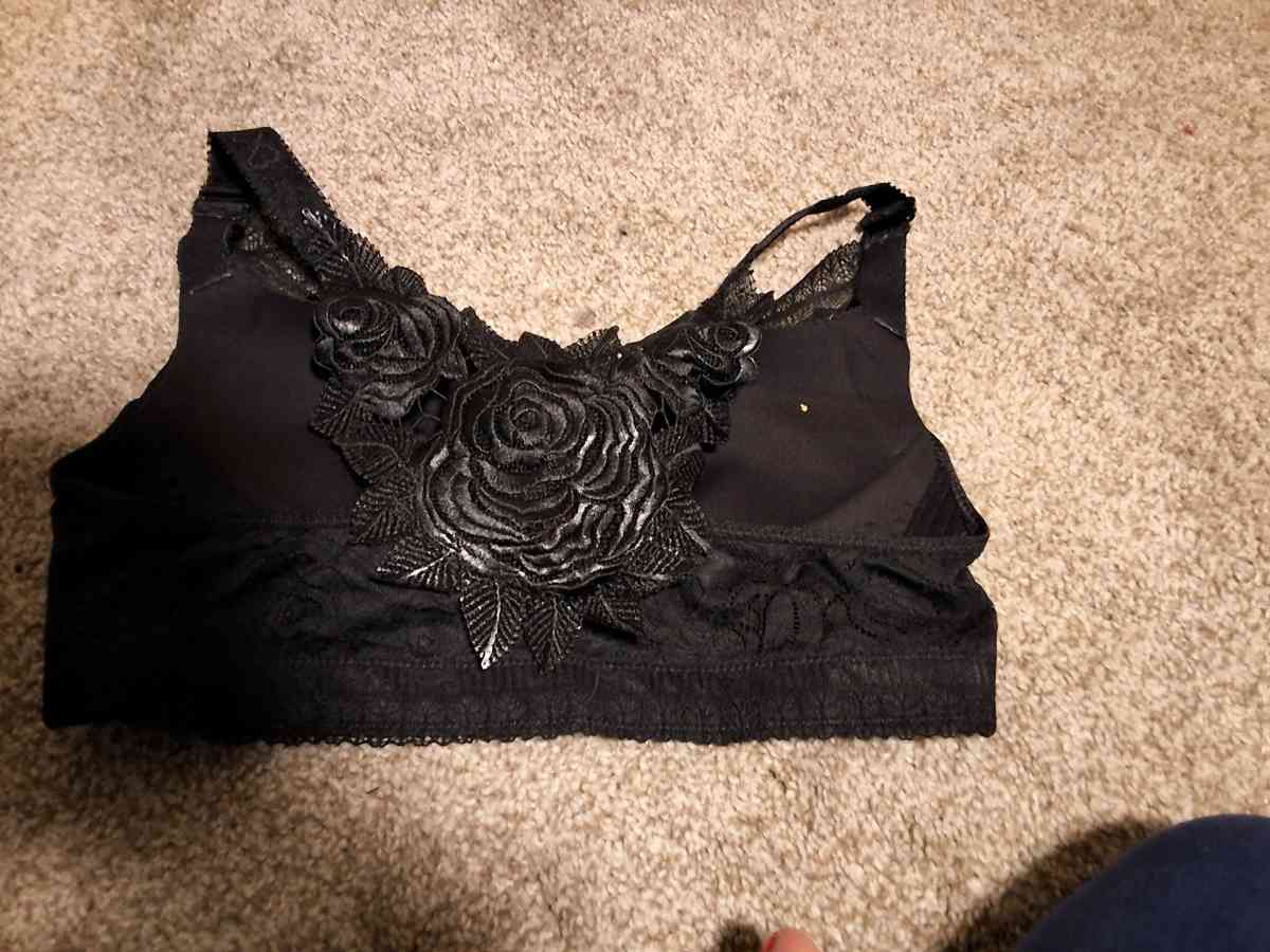 sports bras - Seattle, Washington - FleaMarketBay