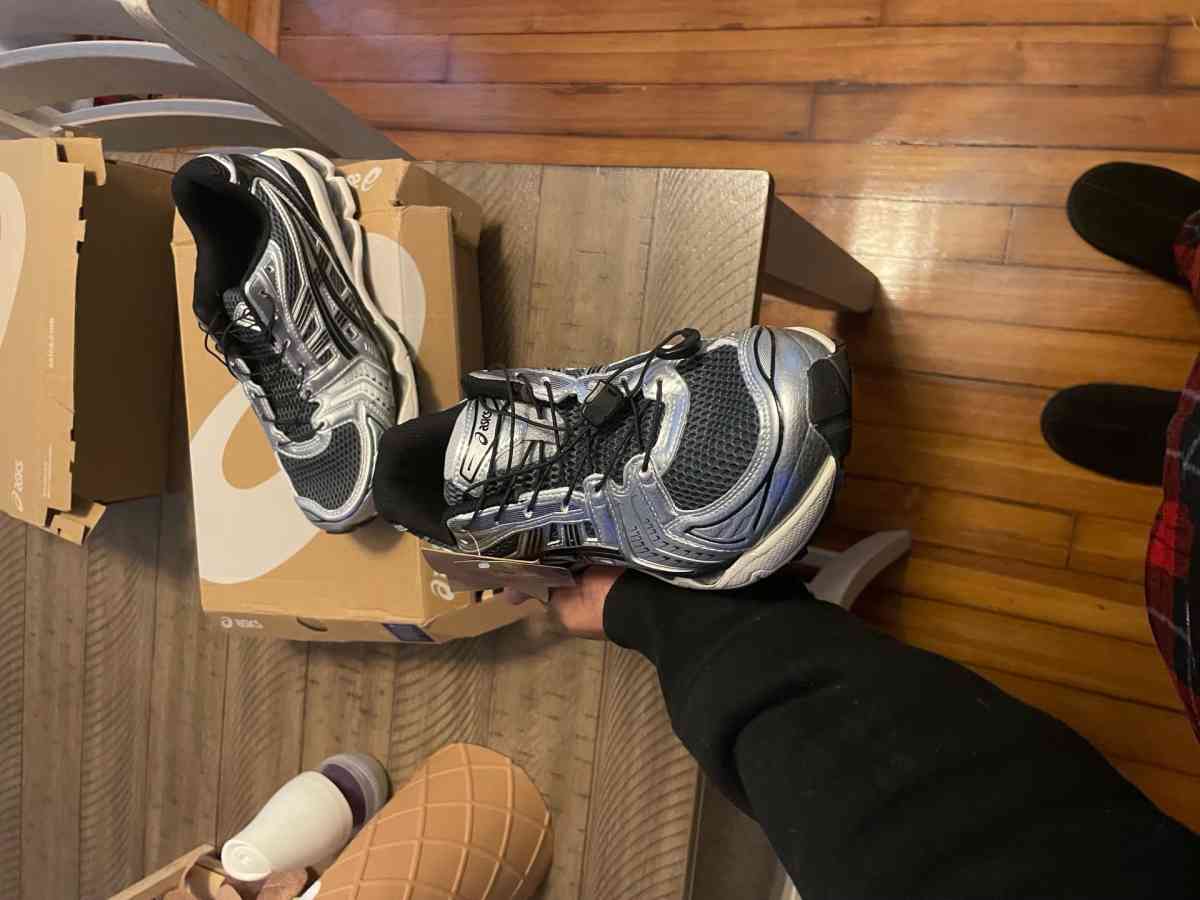 ASICS Kayano 14 in black and silver size 8 - Ashaway, Rhode Island - FleaMarketBay