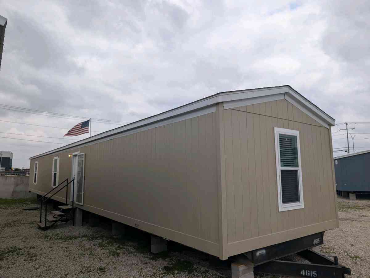 Singlewide Champion Home with 3 bedrooms and 2 bathrooms - New Braunfels, Texas - FleaMarketBay