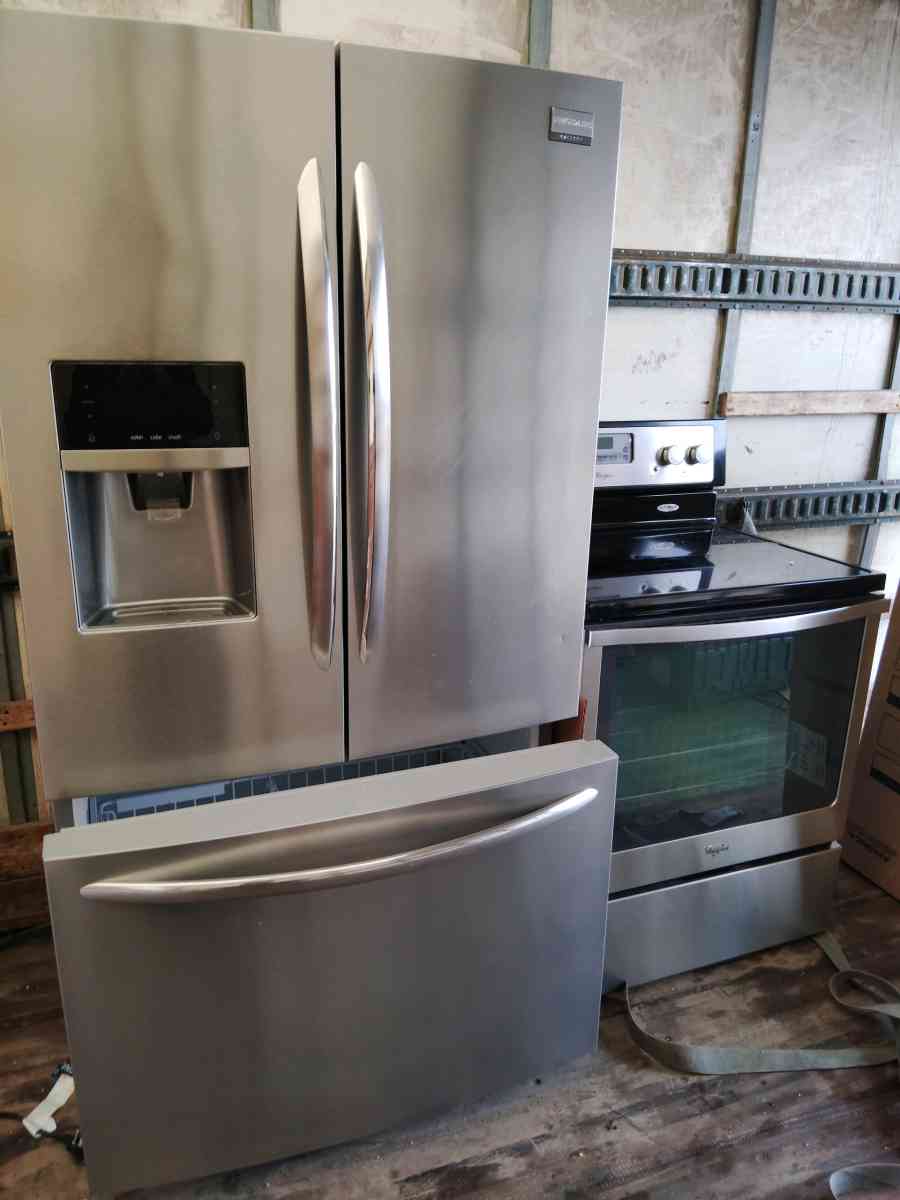 refrigerator and stove - Dearborn Heights, Michigan - FleaMarketBay