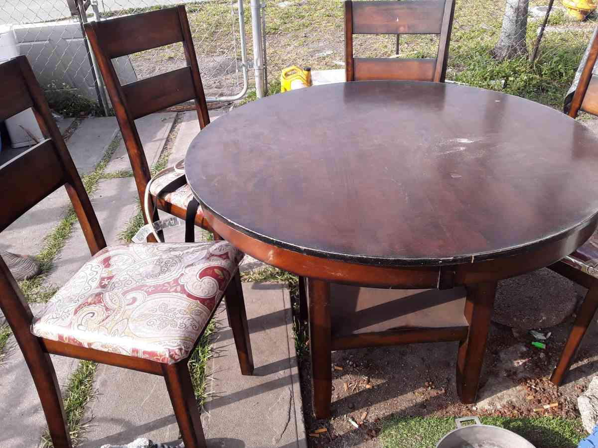 Round Wooden Dining Table 4 chairs - Dade City, Florida - FleaMarketBay