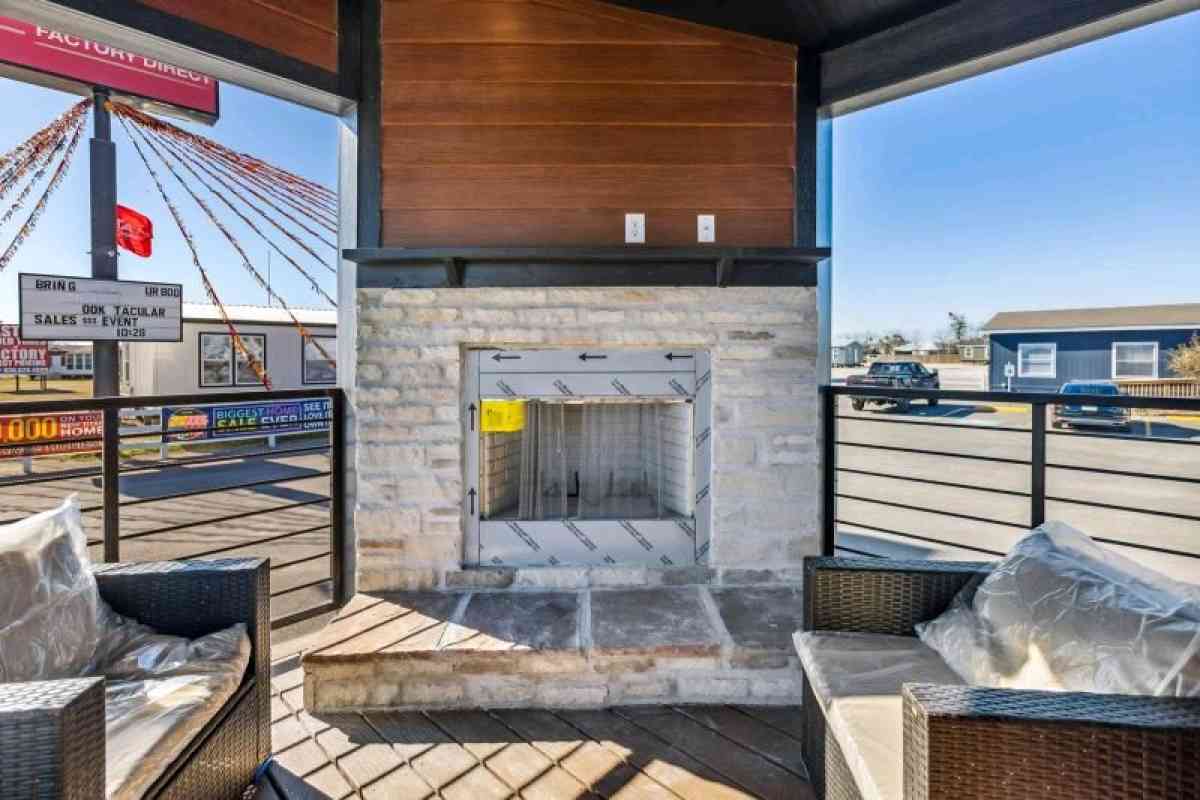 Compact Cabin with 1 bedroom and 1 bathroom with porch - New Braunfels, Texas - FleaMarketBay