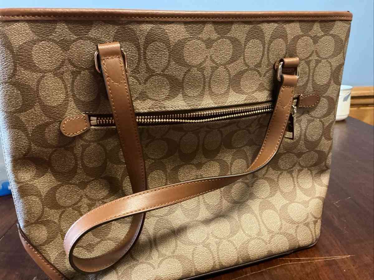 luxury designer coach hand bag - Nashville, Indiana - FleaMarketBay