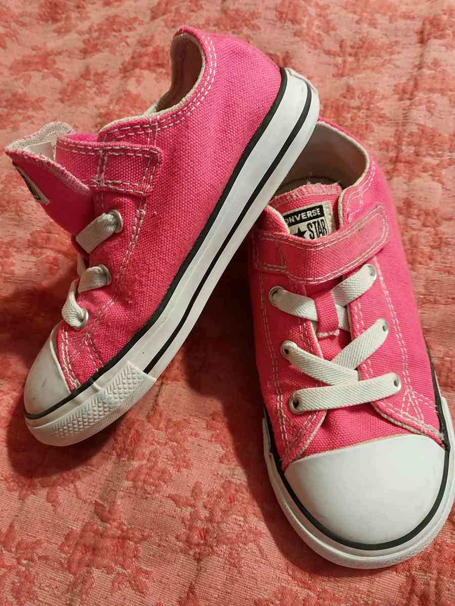 Girls Converse Allstar Chuck Taylors - Effingham, South Carolina - FleaMarketBay