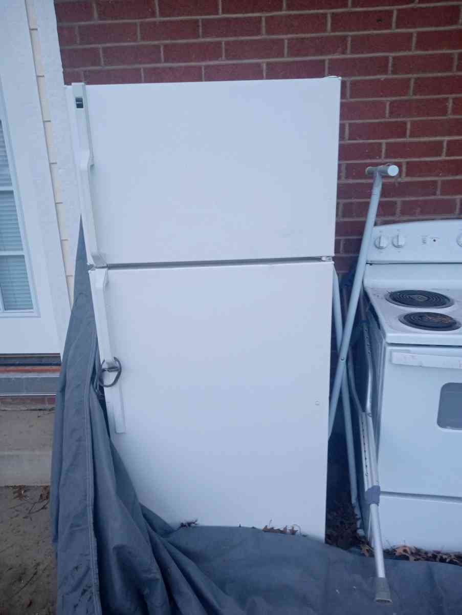 refrigerator and gently used electric stove - Canton, Ohio - FleaMarketBay