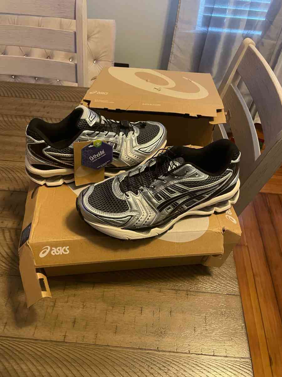 ASICS Kayano 14 in black and silver size 8 - Ashaway, Rhode Island - FleaMarketBay