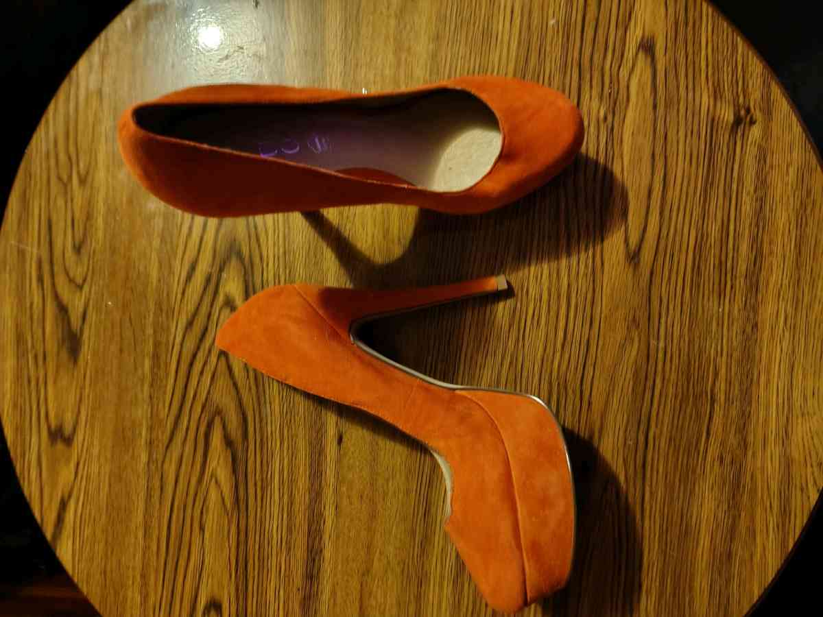 orange heels - Elgin, Illinois