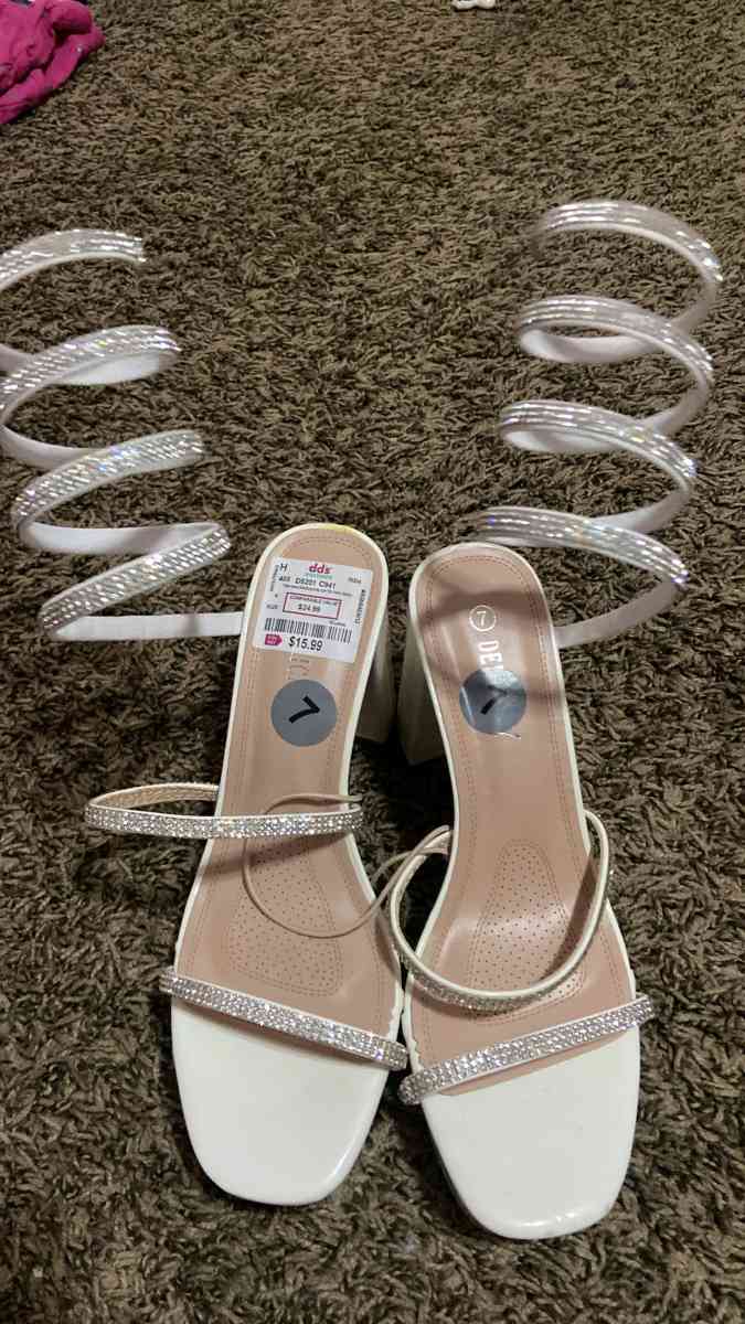 7 dollars Per Pairs Of Shoes Size 7 In Women - Dallas, Texas - FleaMarketBay