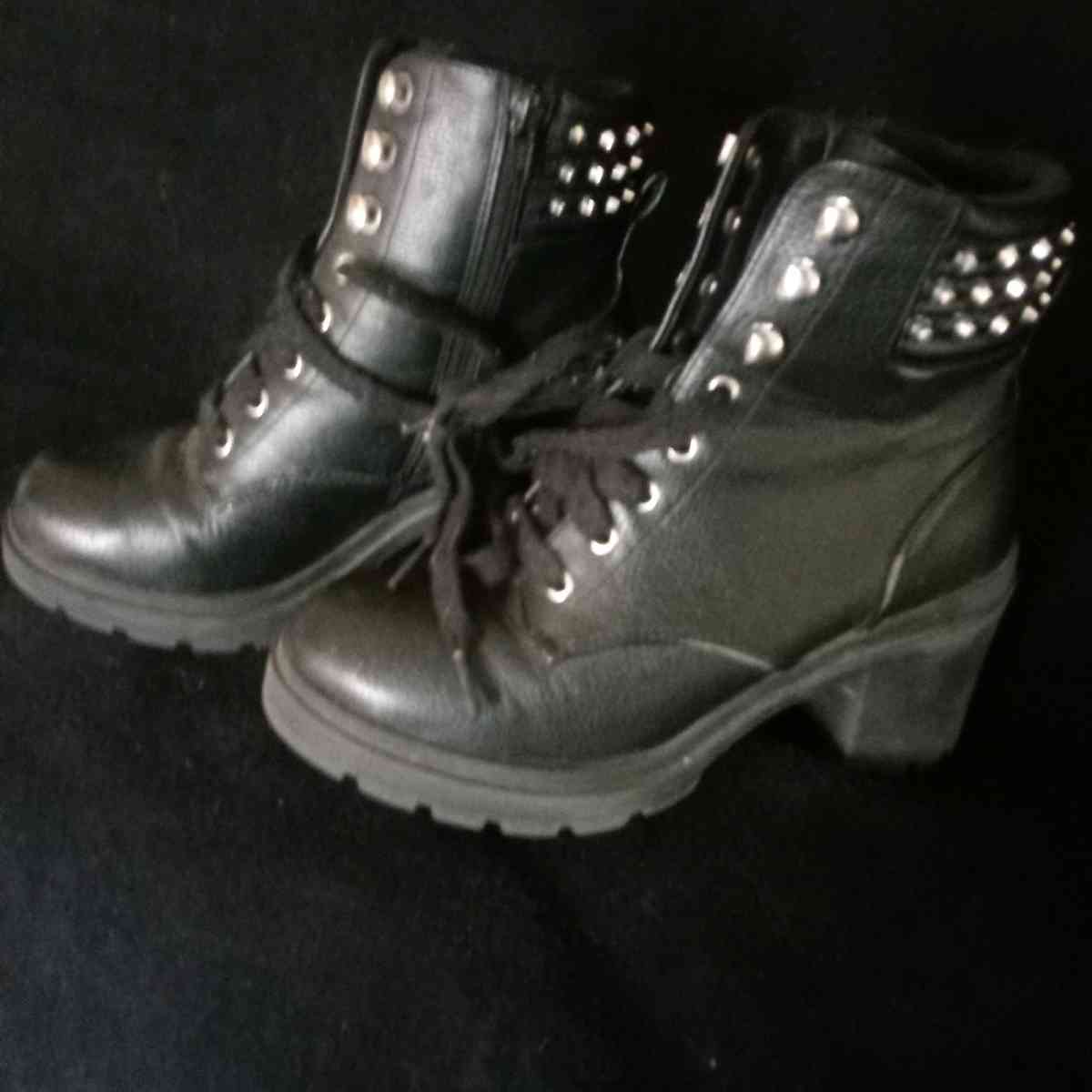 Womens Boots Size 6 and a half - Columbia, Pennsylvania