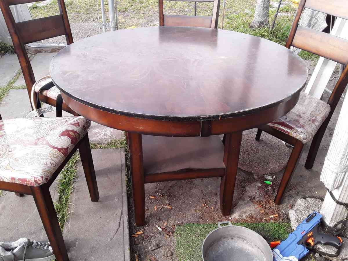 Round Wooden Dining Table 4 chairs - Dade City, Florida