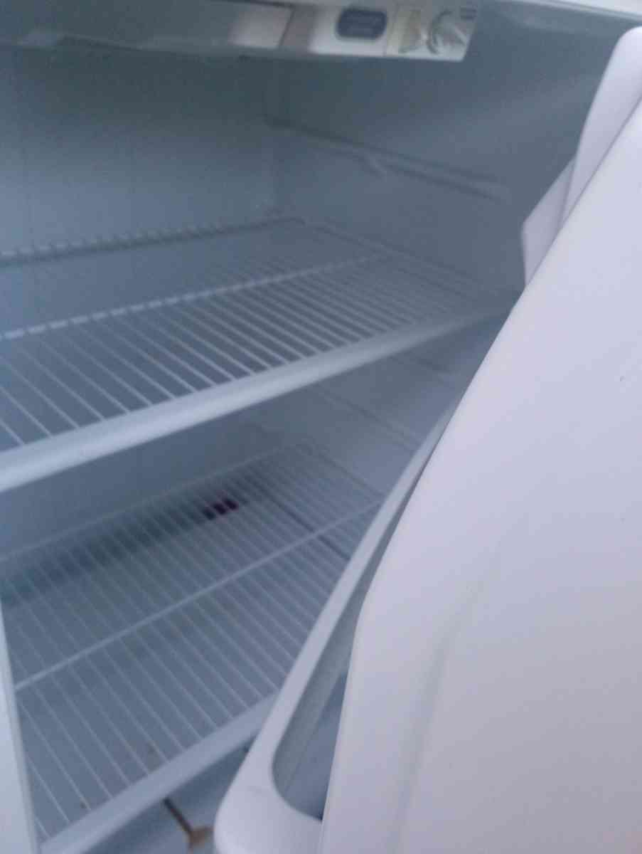 refrigerator and gently used electric stove - Canton, Ohio - FleaMarketBay