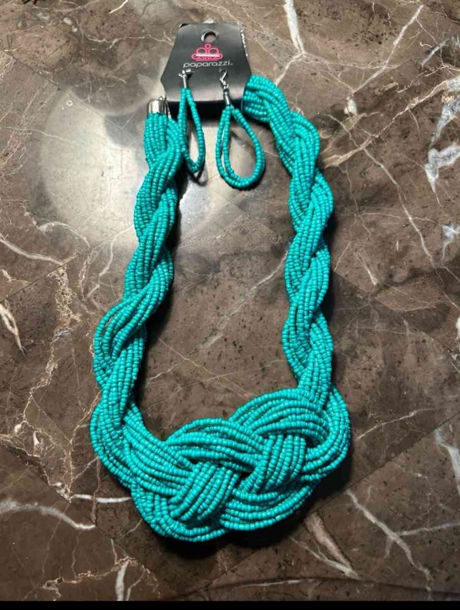 paparazzi blue retro necklace and earring set - Fayetteville, North Carolina