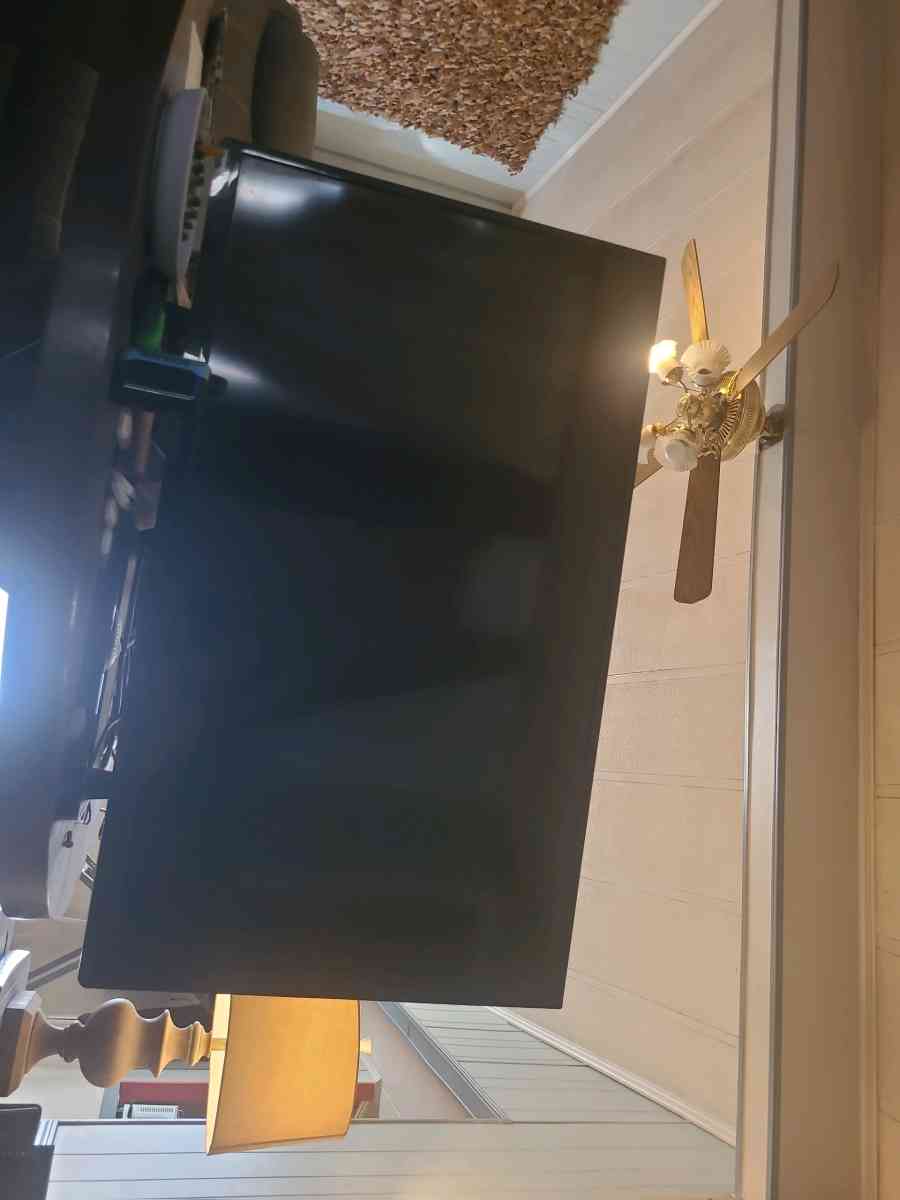 Toshiba 40 in tv and roku stick and remote for roku - Selma, Indiana