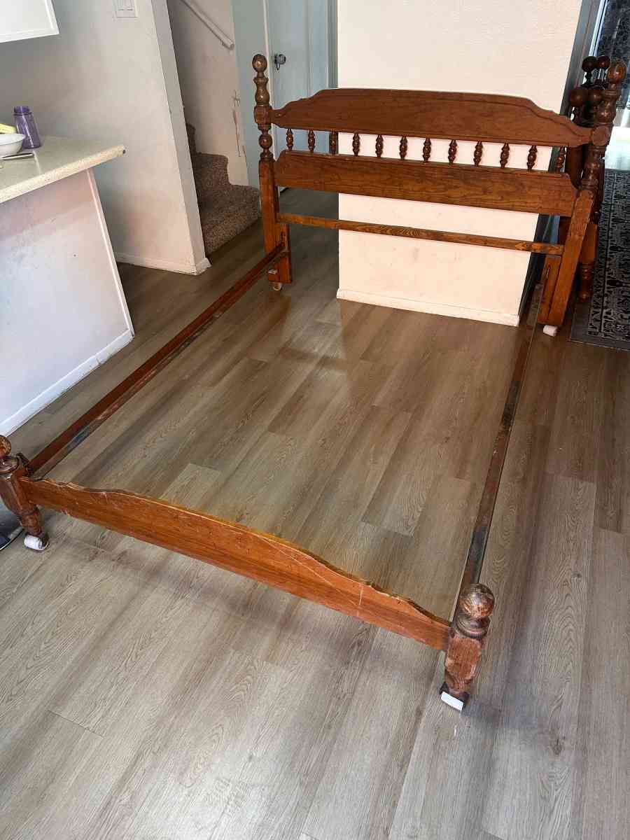 antique spindle full size bed frame - Albuquerque, New Mexico - FleaMarketBay