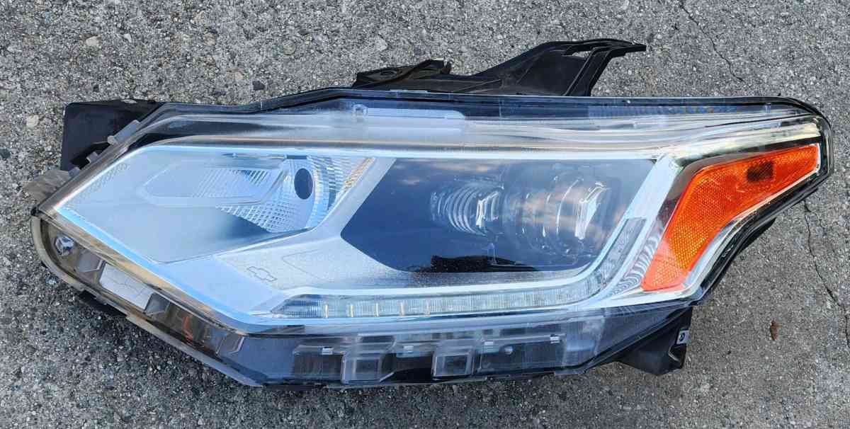2019 2020 2021 2022 CHEVY TRAVERSE LEFT DRIVER HEADLIGHT - Bell, California