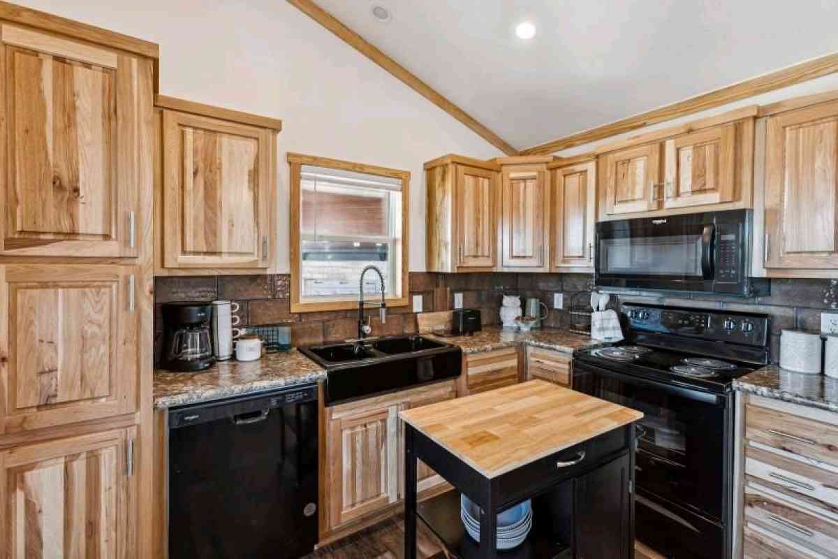 Compact Cabin with 1 bedroom and 1 bathroom with porch - New Braunfels, Texas - FleaMarketBay