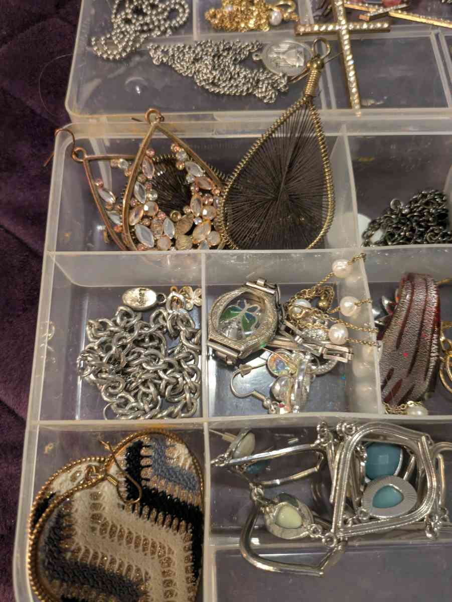 Lot of Womens Jewelry - Indianapolis, Indiana - FleaMarketBay
