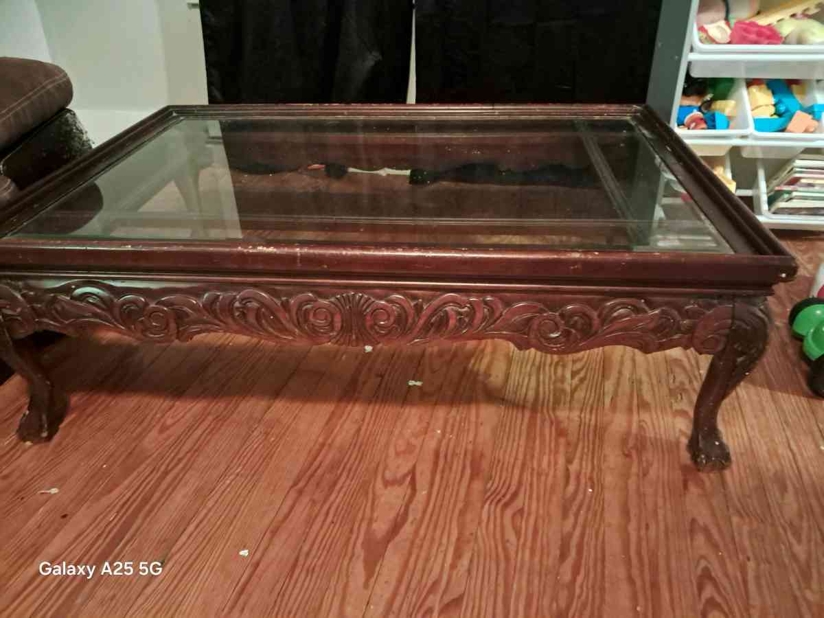 A glass coffee table - Hertford, North Carolina - FleaMarketBay