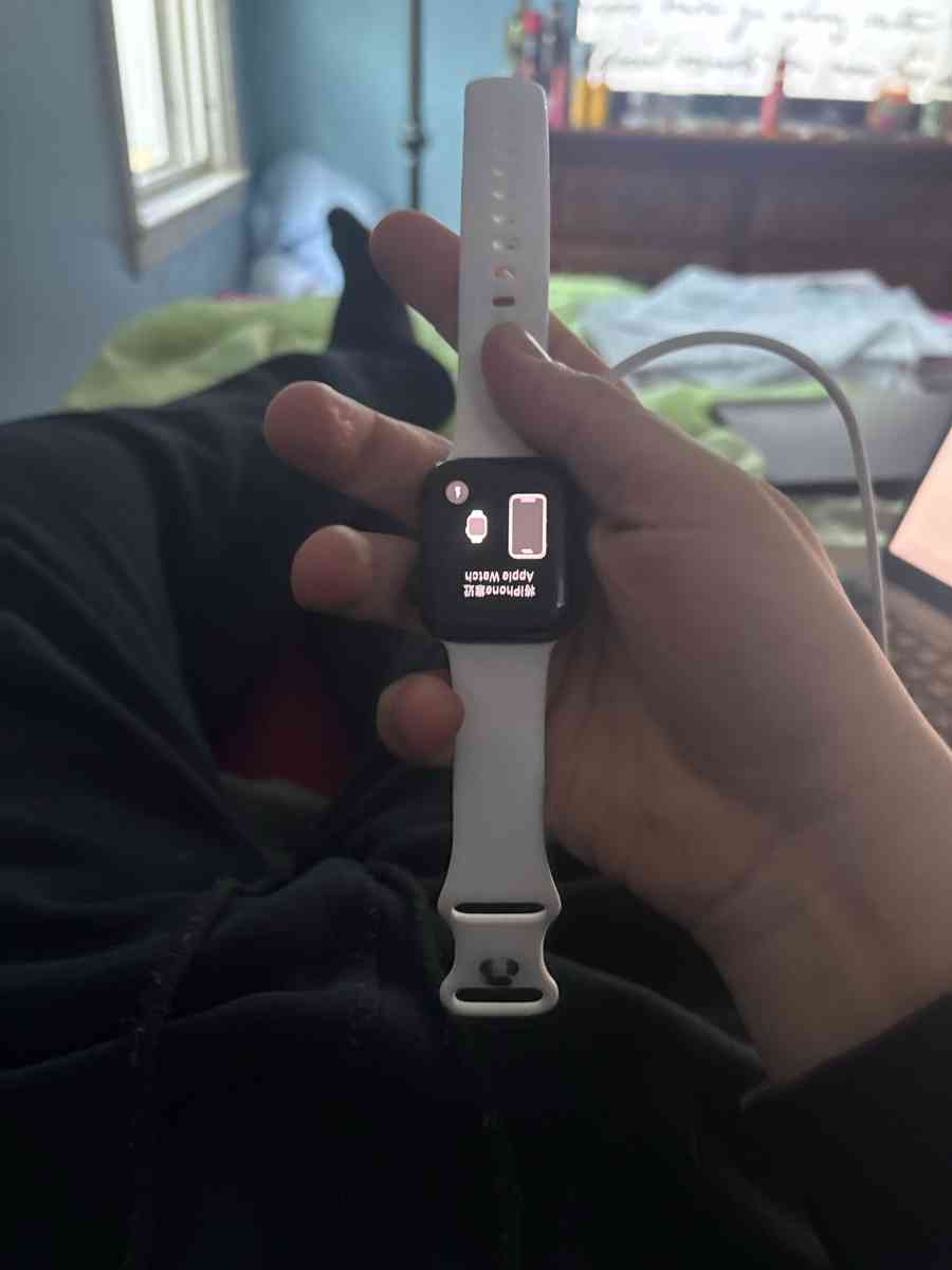 Apple Watch SE - New Bedford, Massachusetts - FleaMarketBay