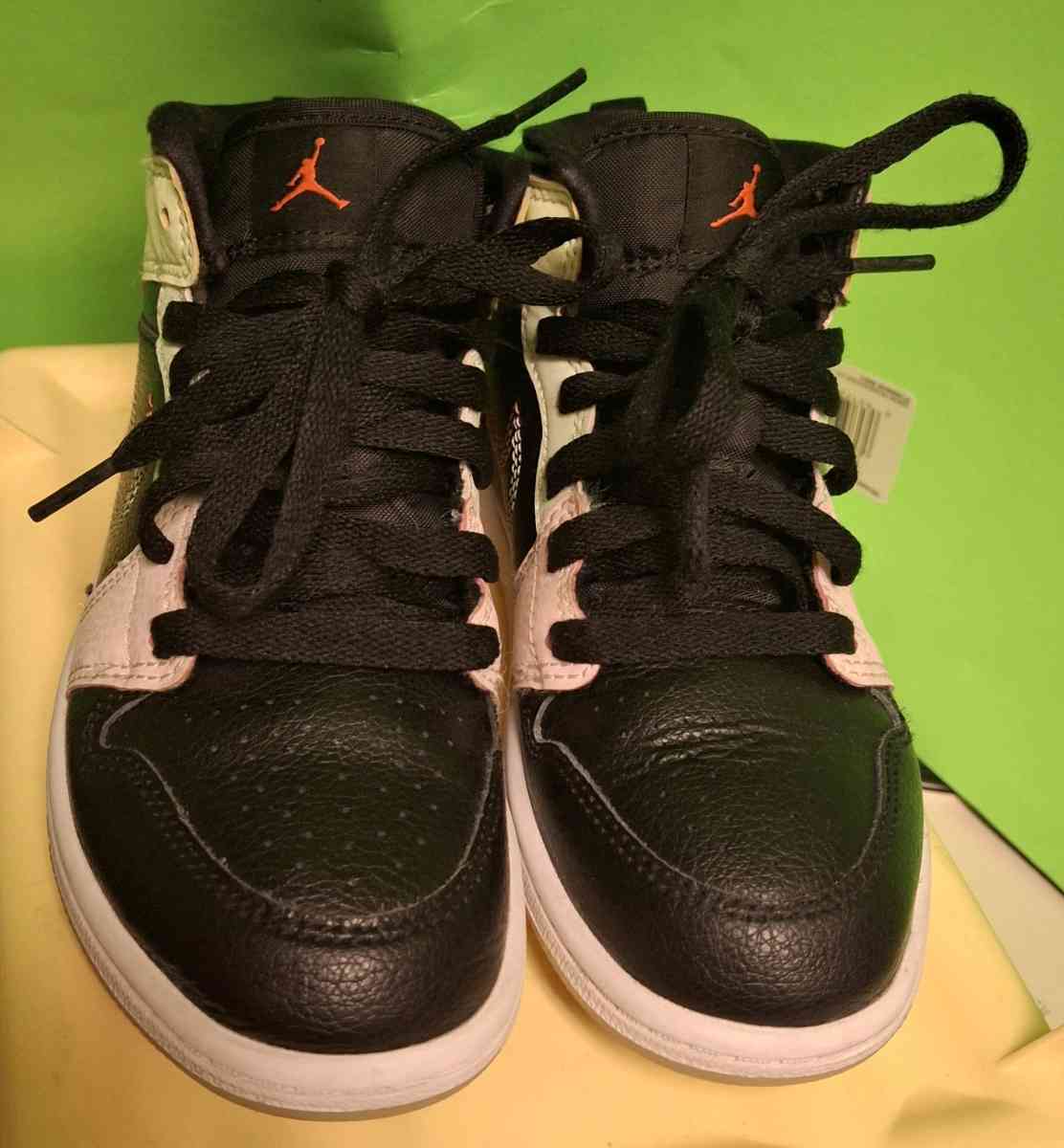 Nike Air Jordan 1 Mid Size 13 Sneaker Glow In The Dark - Alicia, Arkansas