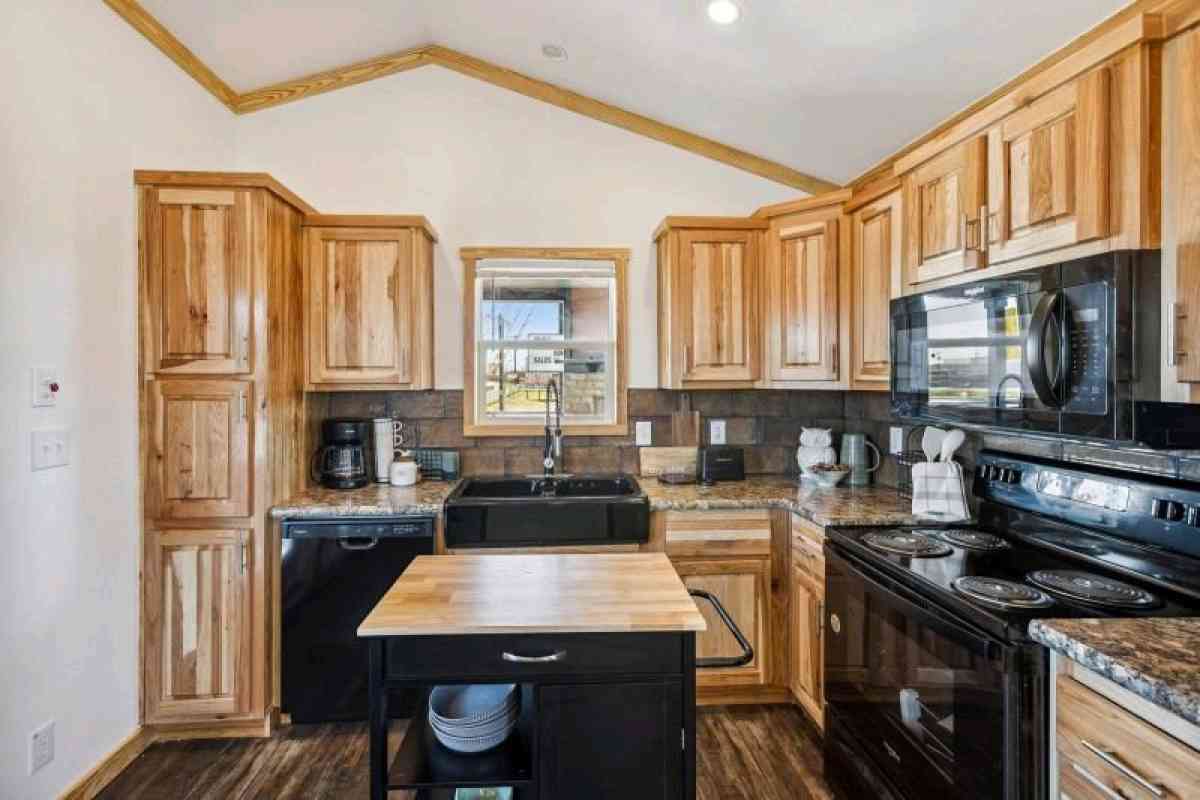 Compact Cabin with 1 bedroom and 1 bathroom with porch - New Braunfels, Texas - FleaMarketBay