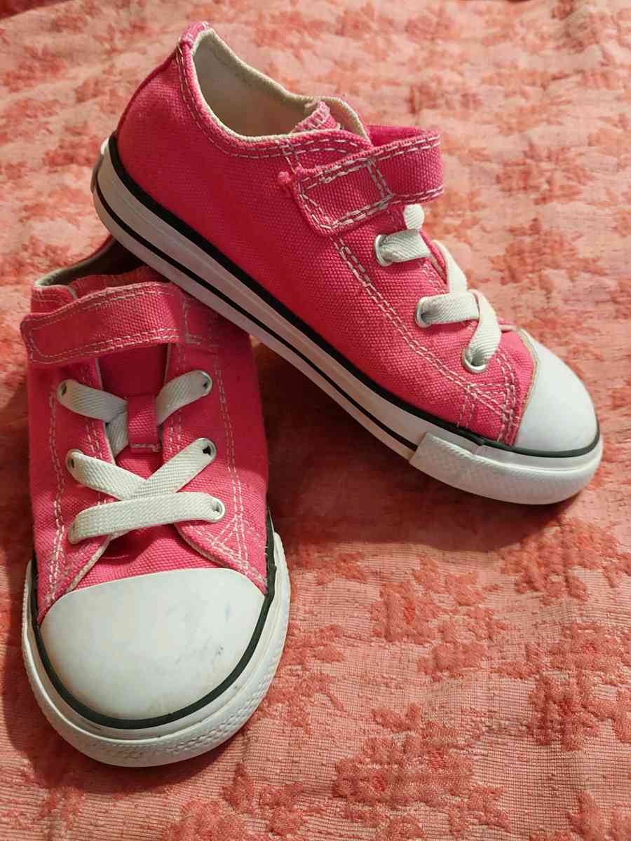 Girls Converse Allstar Chuck Taylors - Effingham, South Carolina - FleaMarketBay