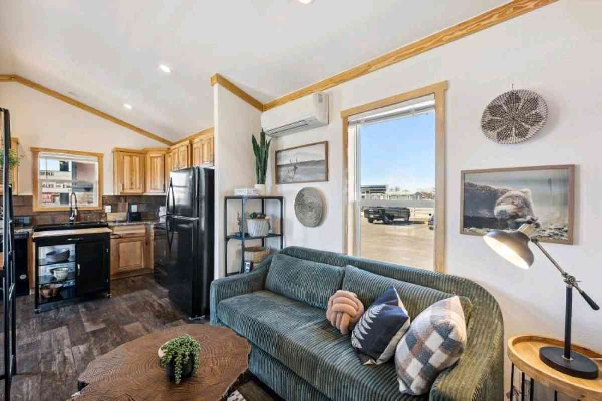 Compact Cabin with 1 bedroom and 1 bathroom with porch - New Braunfels, Texas - FleaMarketBay