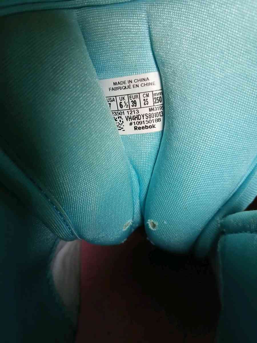 Reebok Question Trainers Allen Iversons Size 7 Pink and Blue - Evansville, Indiana - FleaMarketBay