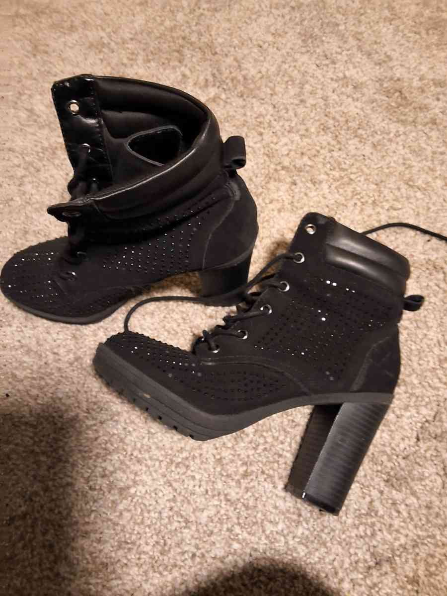 2pairs of womens shoes