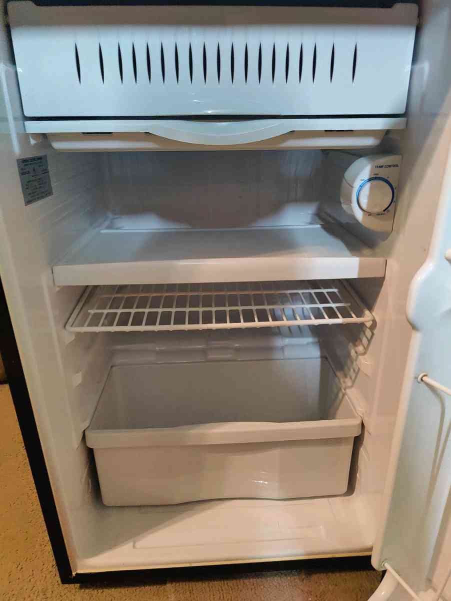 mini refrigerator - Flat Rock, North Carolina - FleaMarketBay