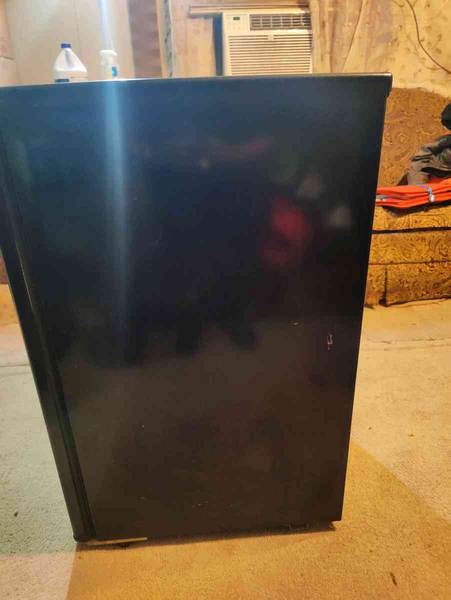 mini refrigerator - Flat Rock, North Carolina - FleaMarketBay