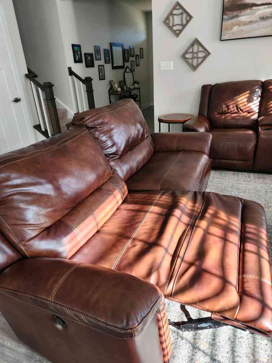 2 piece leather electric reclining sofas - Waldorf, Maryland - FleaMarketBay