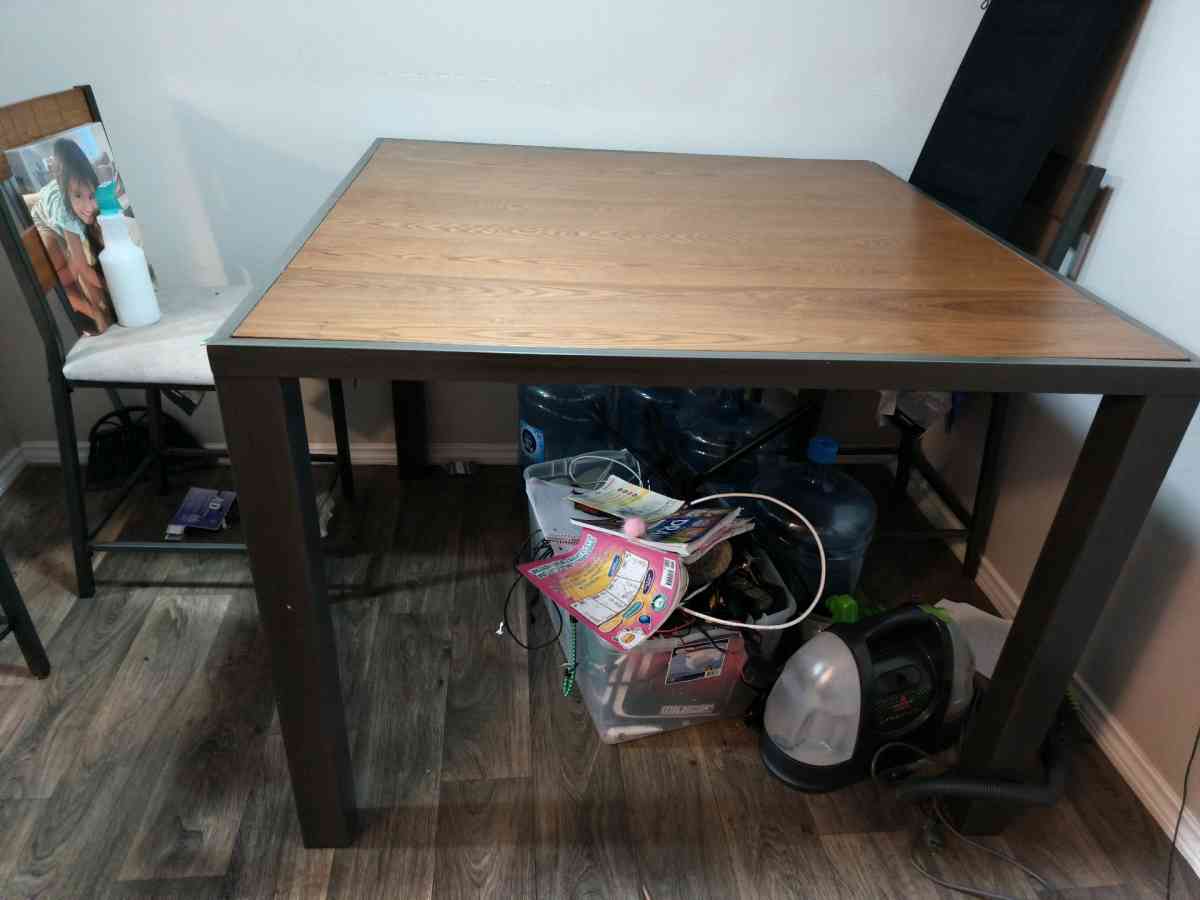 Table With 4 Chairs - Dallas, Texas - FleaMarketBay