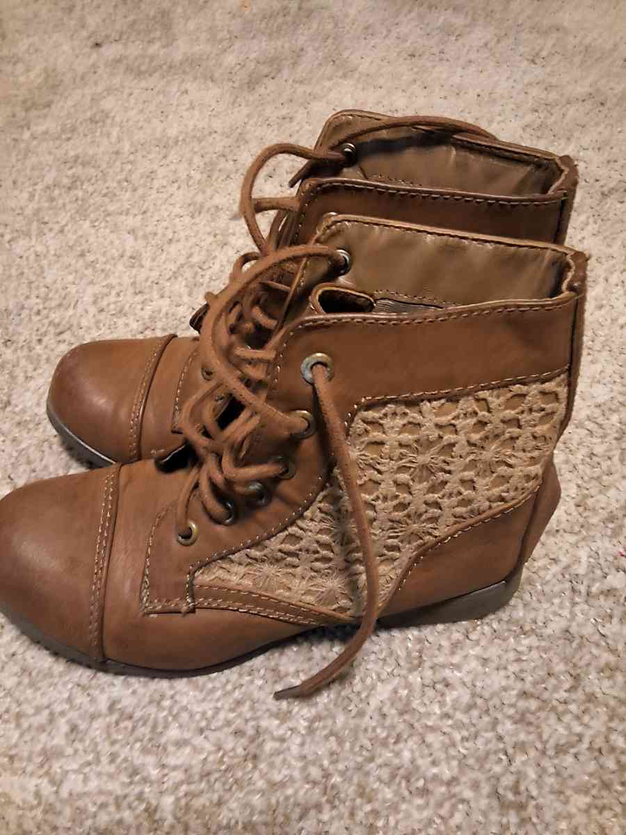 Dr Martins Womens Industrial Boot With safety toe - Seattle, Washington - FleaMarketBay