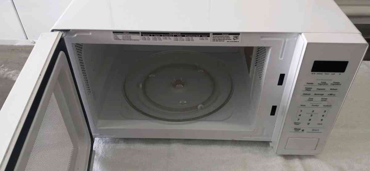 microwave  1year used - Alhambra, California - FleaMarketBay