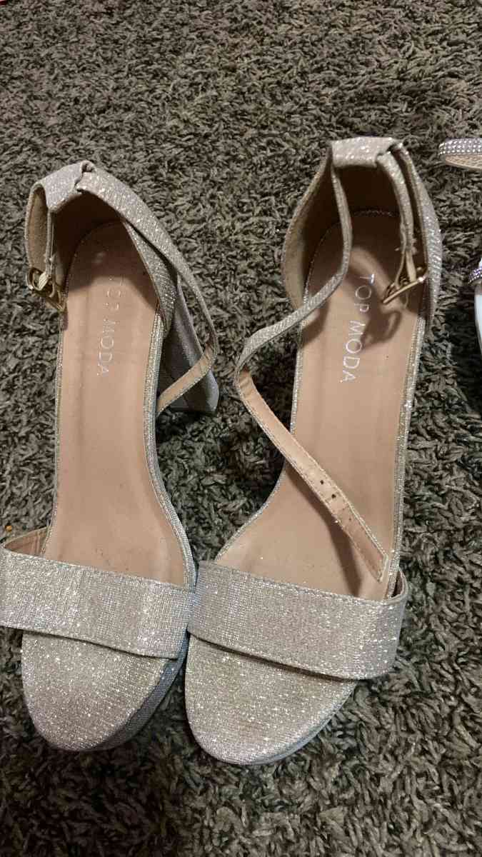7 dollars Per Pairs Of Shoes Size 7 In Women - Dallas, Texas - FleaMarketBay