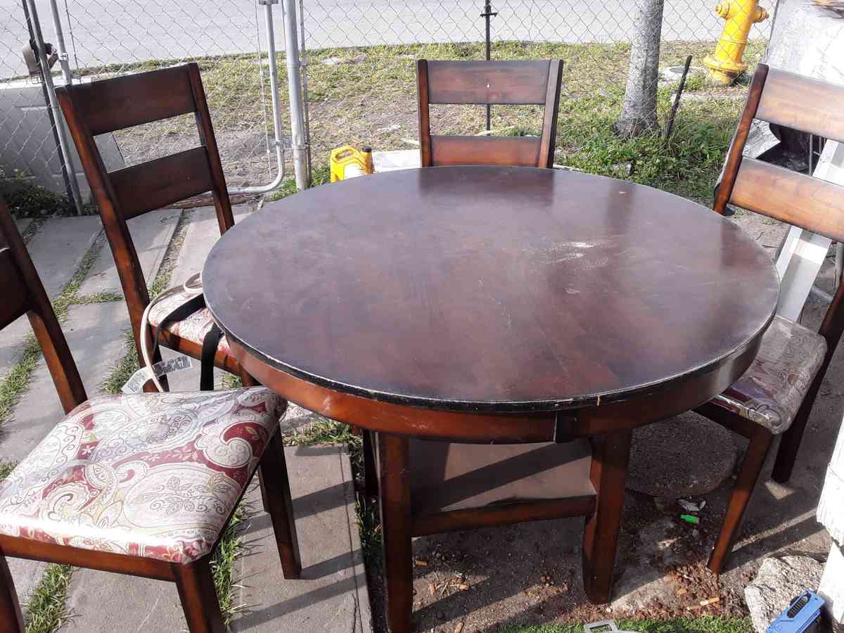 Round Wooden Dining Table 4 chairs - Dade City, Florida - FleaMarketBay