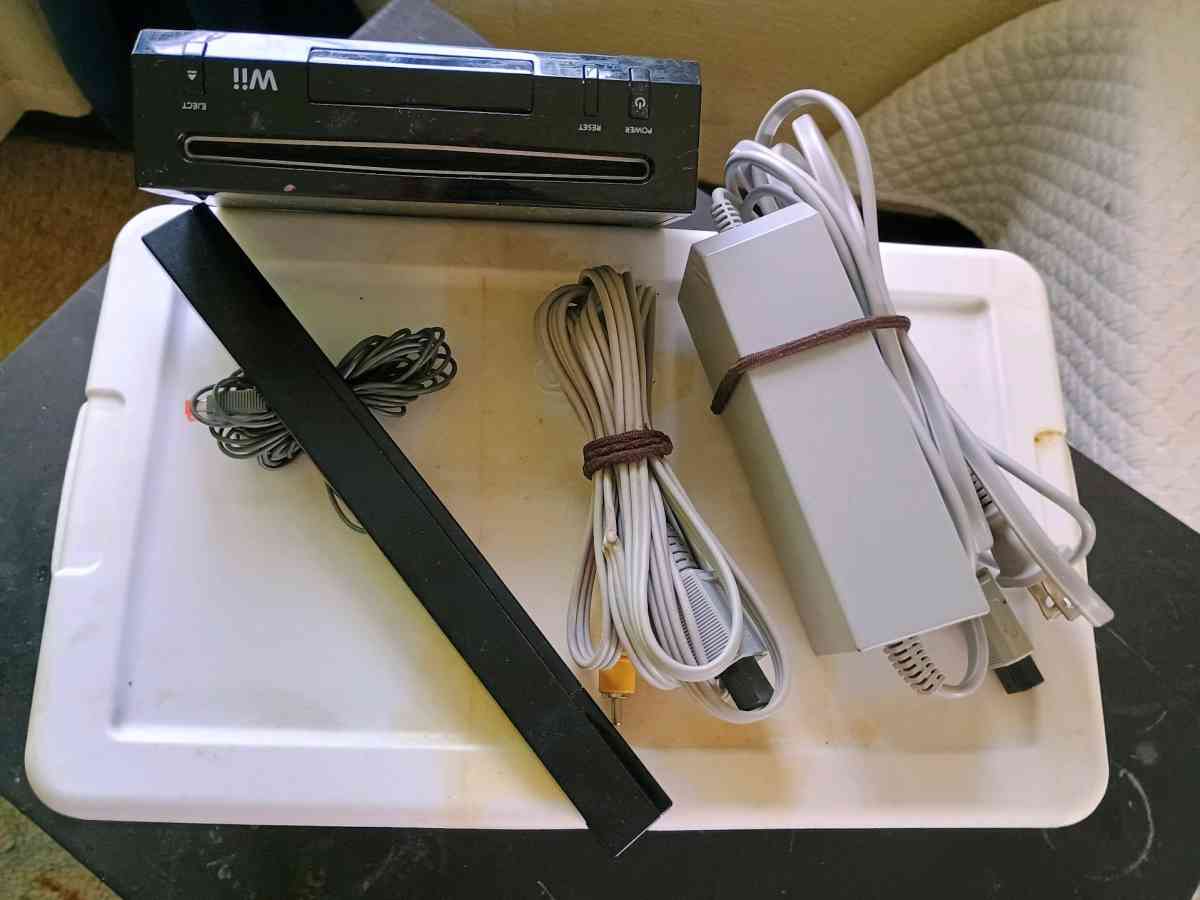 Nintendo WII w cords  and he sensor bar - Lakeland, Georgia - FleaMarketBay