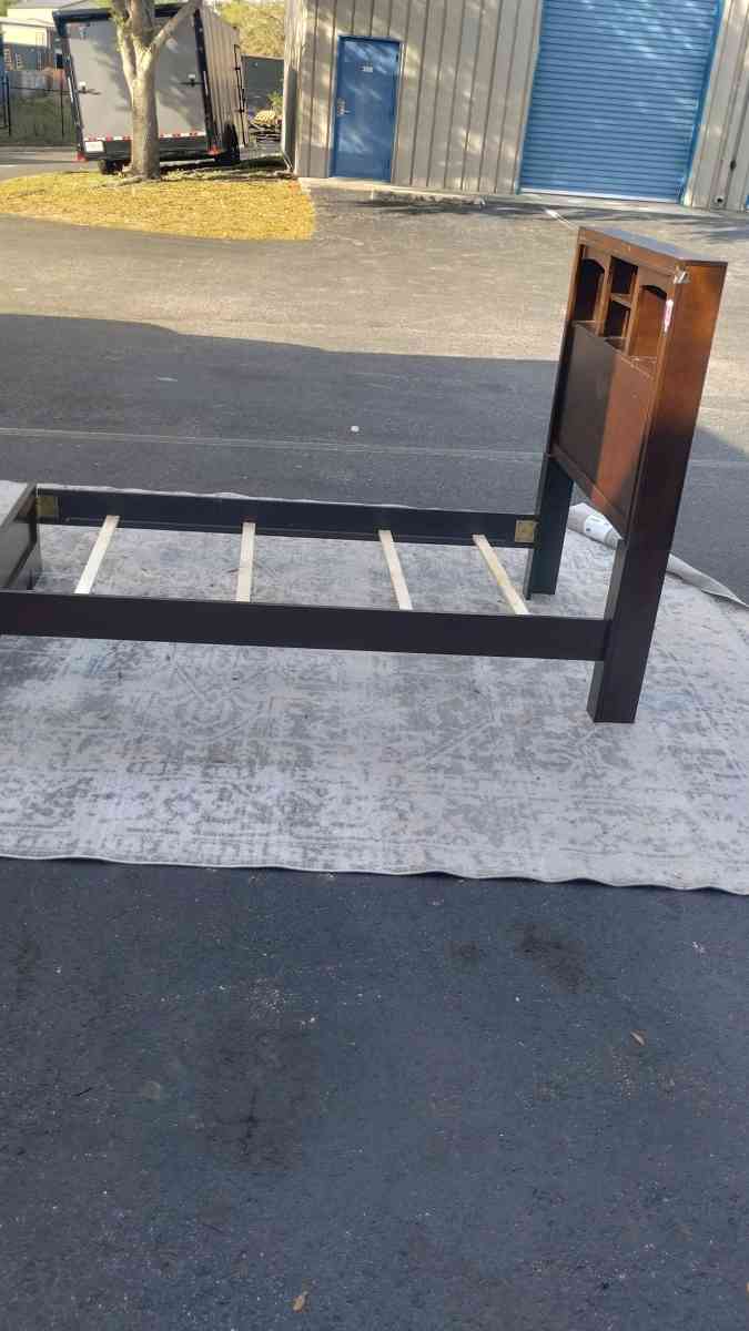 Preowned Twin Size Bed - Tampa, Florida - FleaMarketBay
