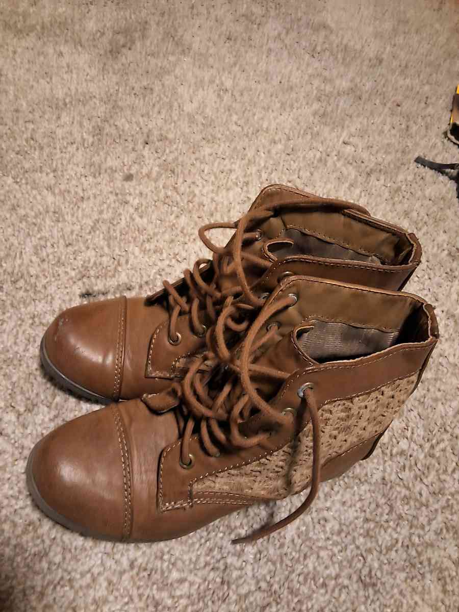 Dr Martins Womens Industrial Boot With safety toe - Seattle, Washington - FleaMarketBay