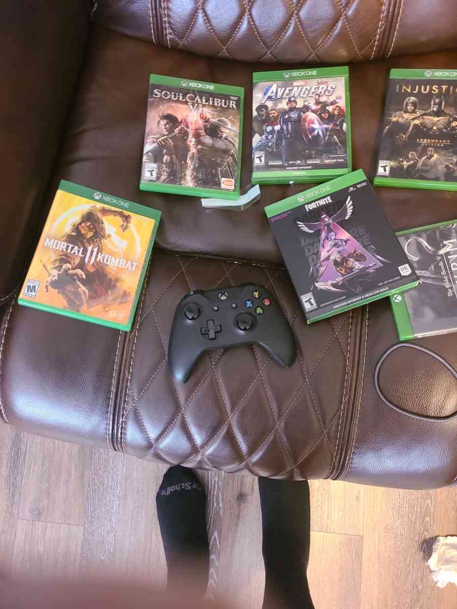 Xbox one with controller and games - Olive Branch, Mississippi - FleaMarketBay