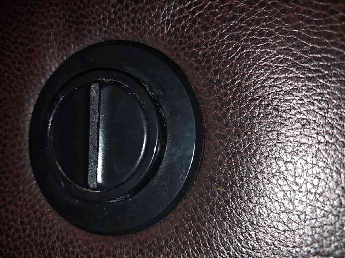 nice like new leather electric reclining couch - Joplin, Missouri