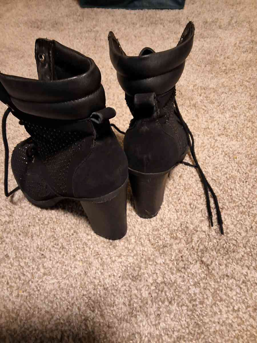 2pairs of womens shoes - Seattle, Washington - FleaMarketBay