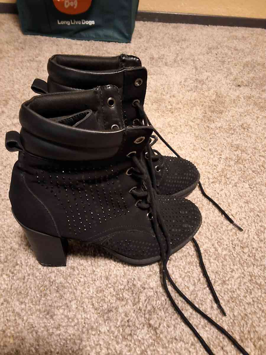 2pairs of womens shoes - Seattle, Washington - FleaMarketBay