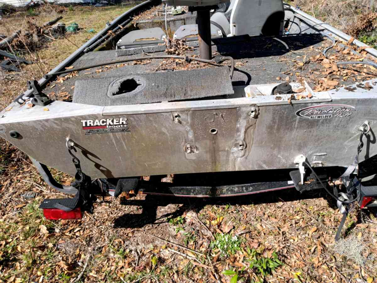 2006 bass tracker boat and tralier 300 or best offer - Suwannee, Florida - FleaMarketBay