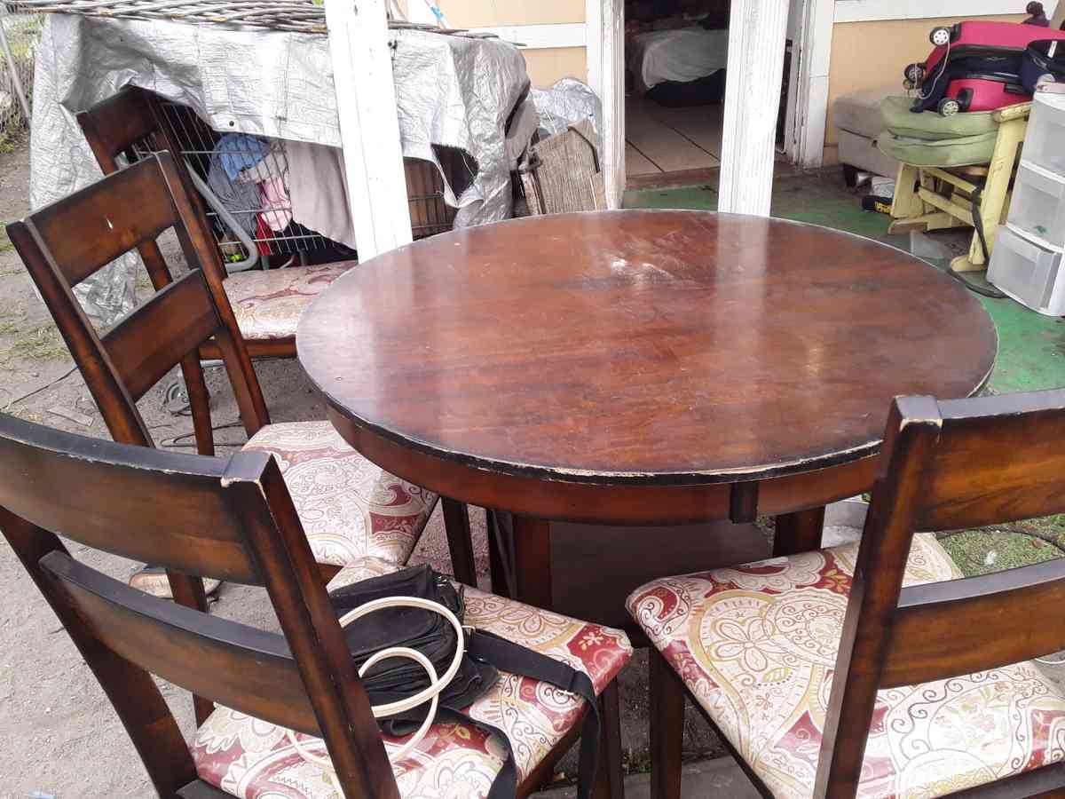 Round Wooden Dining Table 4 chairs - Dade City, Florida - FleaMarketBay