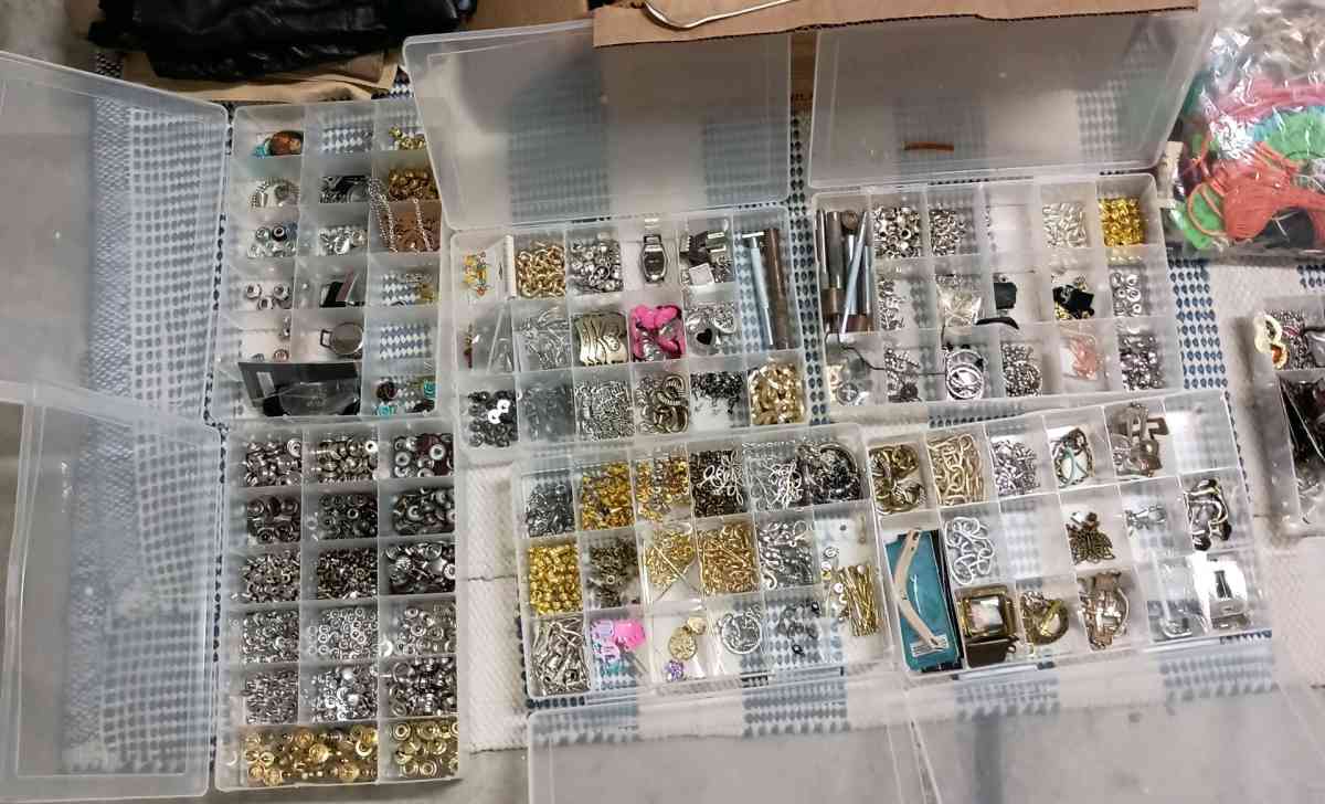 LARGE JEWELRY MAKING SET - Los Banos, California - FleaMarketBay