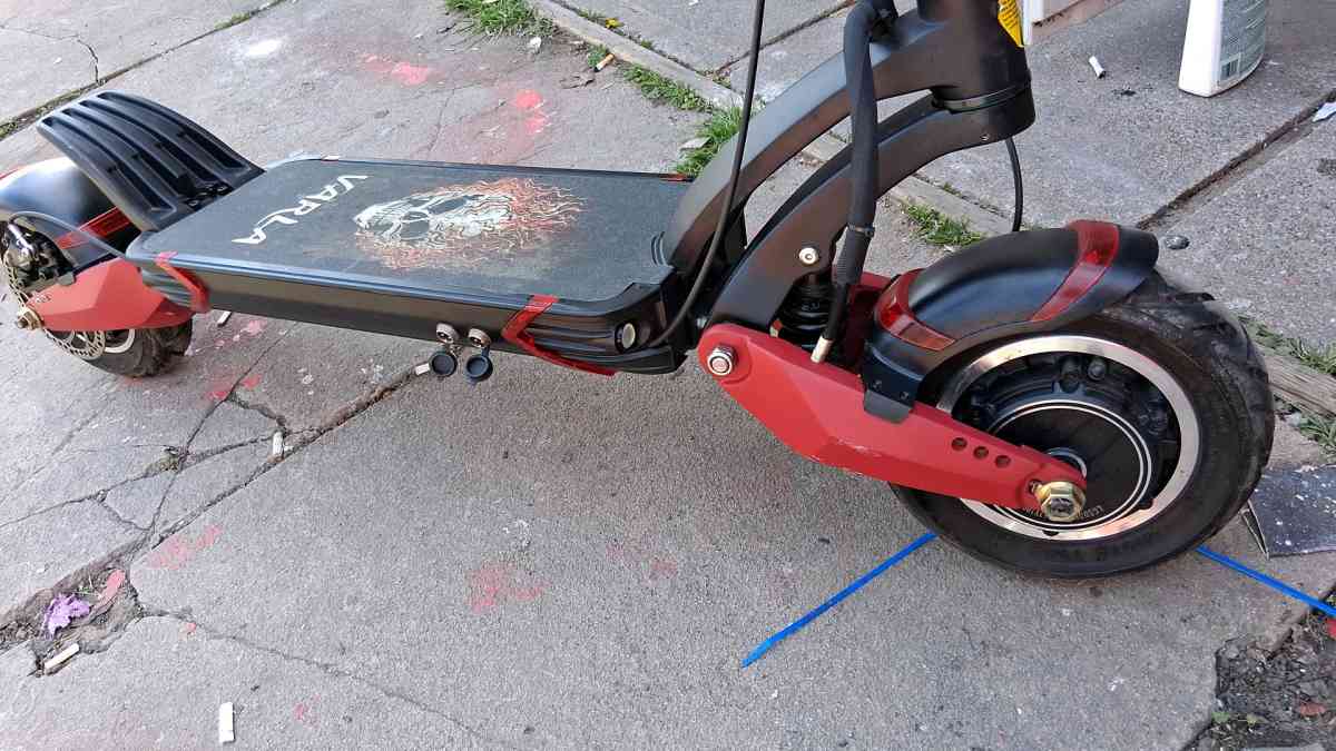 tengo scooter varla con cargador original - Hayward, California