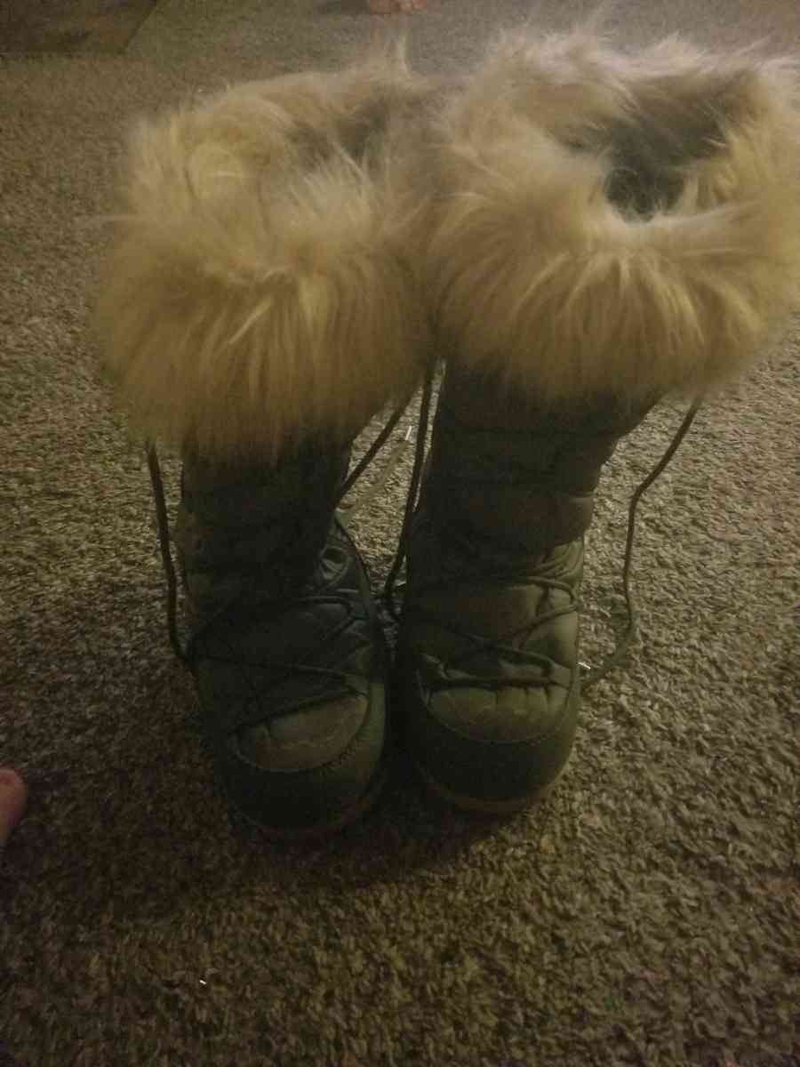 snow boots - Kansas City, Missouri